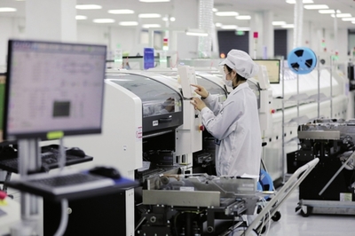 近年來,安徽省淮北市以長三角一體化發(fā)展為契機,相繼引進電子信息、裝備制造、新能源、新材料等產(chǎn)業(yè)項目,為當(dāng)?shù)亟?jīng)濟轉(zhuǎn)型發(fā)展提供有力支撐。圖為在淮北市烈山經(jīng)濟開發(fā)區(qū)一家智能控制器生產(chǎn)企業(yè),工人在車間內(nèi)忙碌。新華社