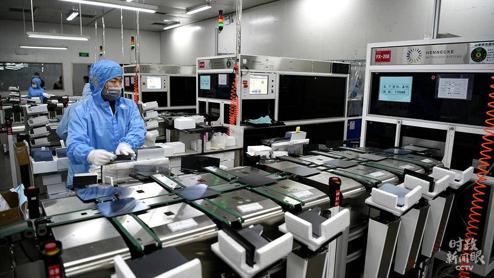 1月,江蘇東海高新區半導體材料生產企業,工人在生產線上進.